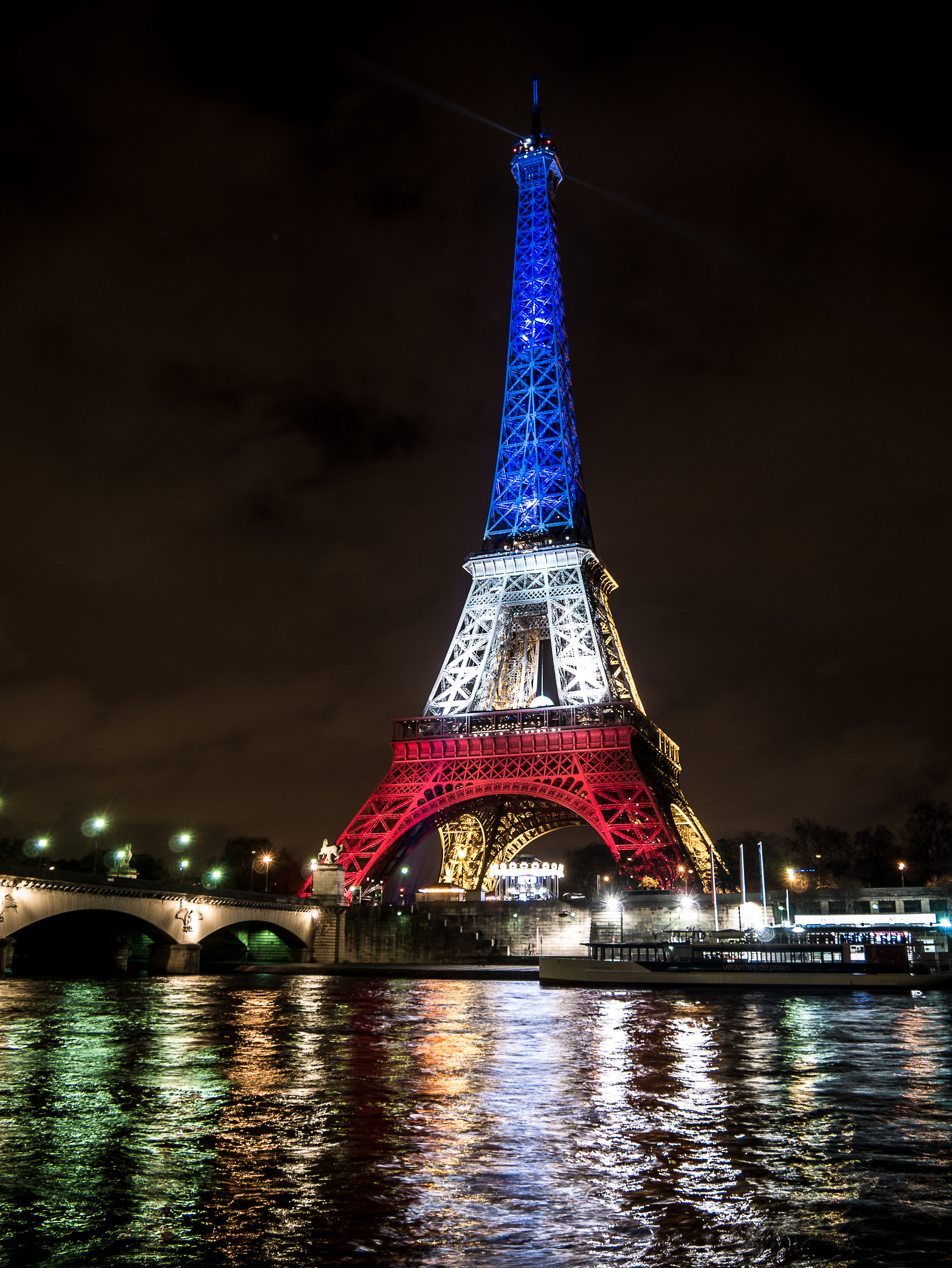 La tour Eiffel illuminée en bleu blanc rouge – Fluctuat nec Mer
